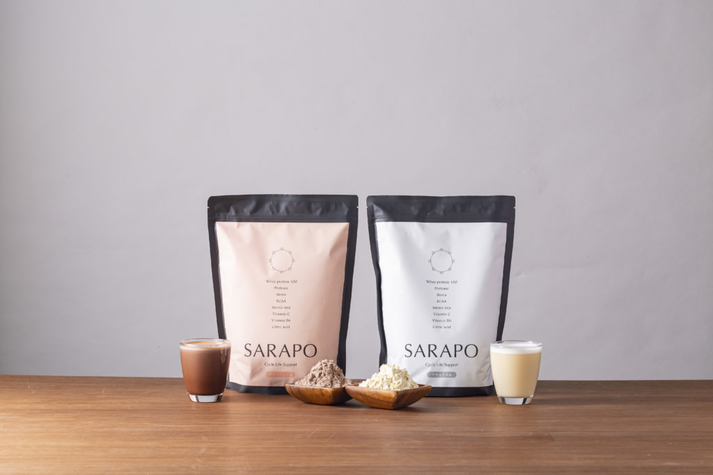 アークデザインが手がけたプロテイン「SARAPO」のパッケージ。チョコレート味とナチュラル味の2種類で、ロゴとレイアウトを共通にしたまま地の色だけを変えている