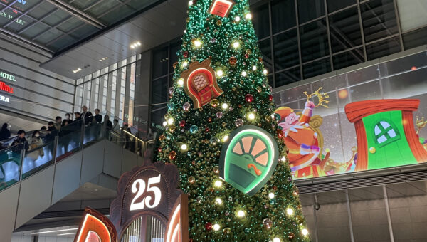 JRゲートタワーモール25thのラストを彩るツリー『25 Doors of Christmas〜サンタの不思議な扉〜』のイラストを制作しました！